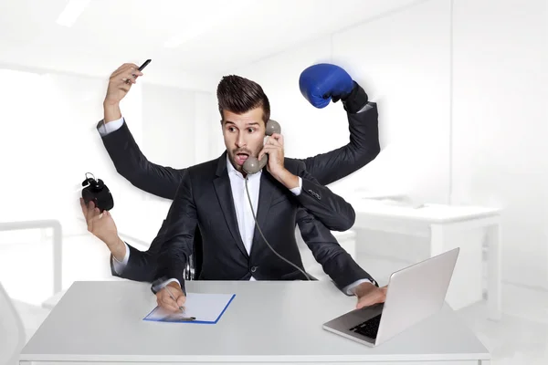 Multitasking-Geschäftsmann mit sechs Armen — Stockfoto