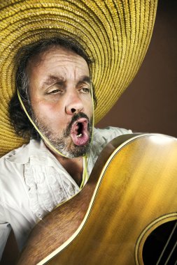 Meksikalı gitar çalıyor ve şarkı söylemek