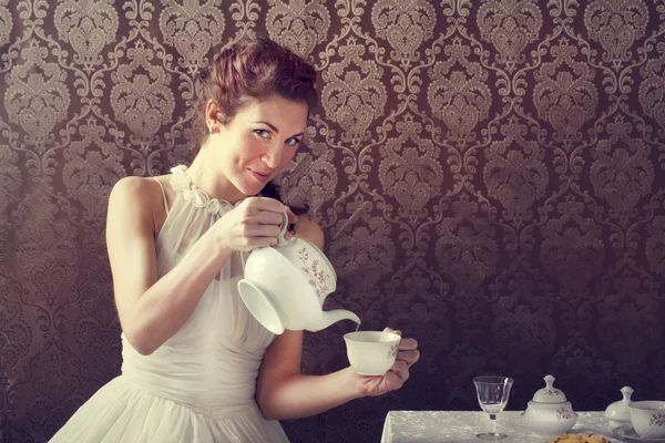 Dromer vrouw het drinken van thee bij de theetijd — Stockfoto