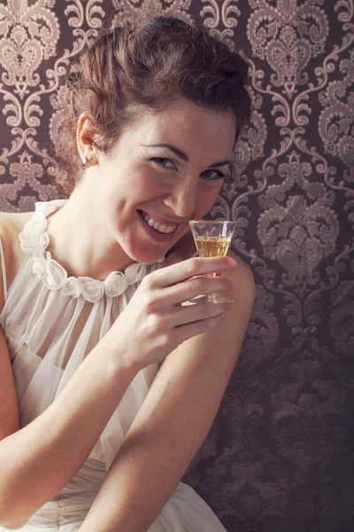 Dreaming kobieta pije kieliszek doskonałej whisky szkockiej — Zdjęcie stockowe