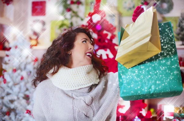 Femme dans le magasin regard satisfait ses sacs à provisions — Photo