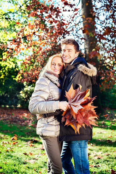 Coppia giovane nel parco autunnale — Foto Stock