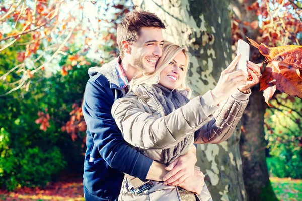 Pár selfie odběr na podzim — Stock fotografie
