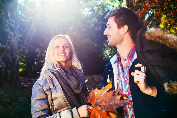 Pareja divirtiéndose en otoño día — Foto de Stock