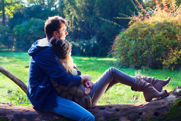 Uomo e donna che si rilassano nel parco — Foto Stock