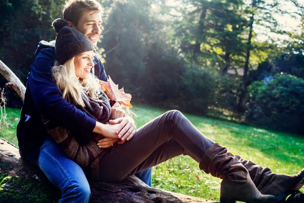 Coppia sorridente con sfondo autunnale — Foto Stock