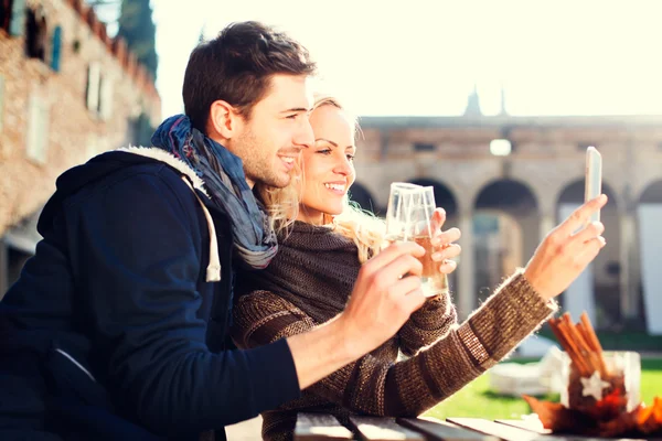 Paret får en Selfie när man dricker aperitif — Stockfoto