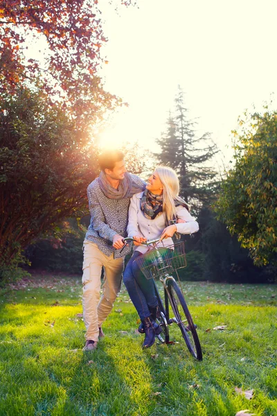 Man en vrouw op een fiets — Stockfoto