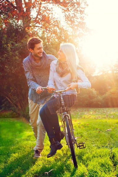 Пара весело провести время на велосипеде — стоковое фото