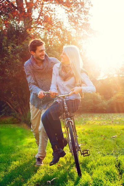 Paar plezier met de fiets — Stockfoto