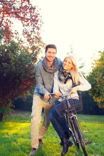 Couple cycling — Stock Photo, Image