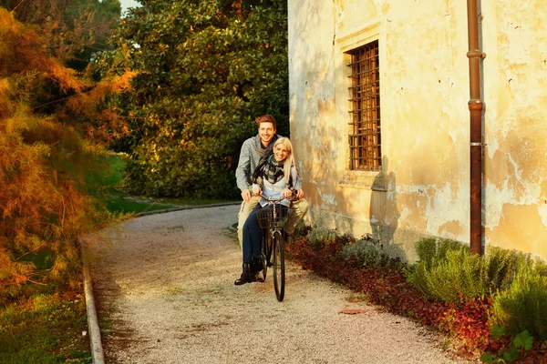 Couple having fun on the bicycle — Stock Photo, Image