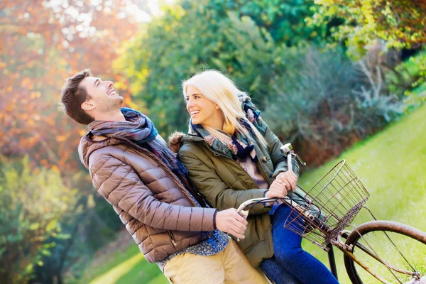 秋天。情侣在公园里骑自行车 — 图库照片