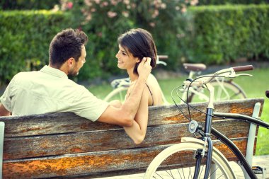 Kendini vacatio Motosiklet ile bir bankta fondling aşık Çift