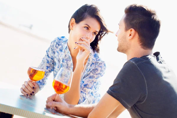 Atractiva pareja disfrutando de una cita romántica — Foto de Stock