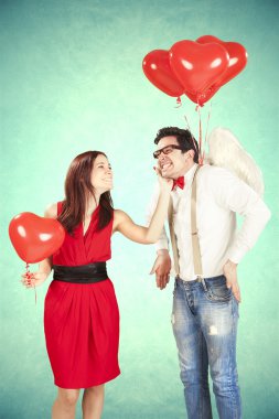 Adam gibi giyinmiş ve angel gülümseyen kadın yaklaşıyor