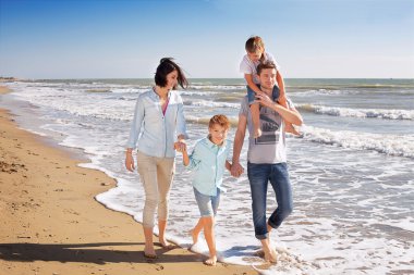 Küçük aile Sahilde yürüyüş