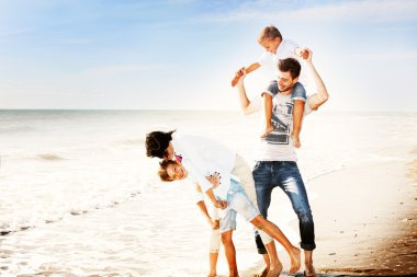 Plajda mutlu küçük aile