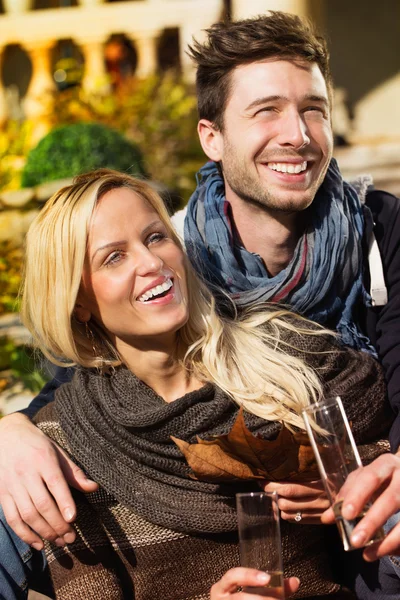 Lyckliga söta paret med glas vin — Stockfoto