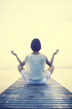 Yoga bir tahta yapma kadın
