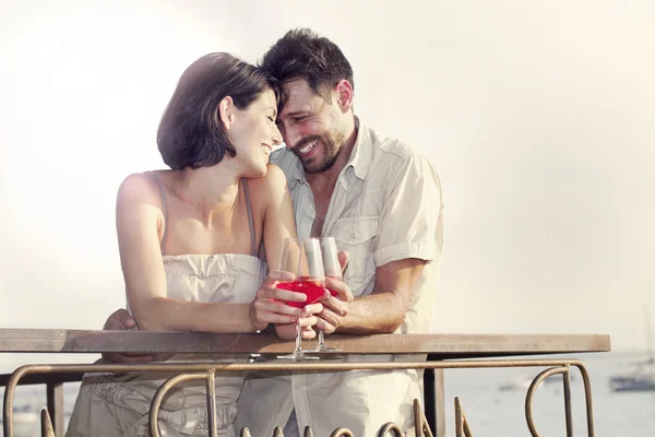 Couple in love having spritz time with lake view — Stock Photo, Image