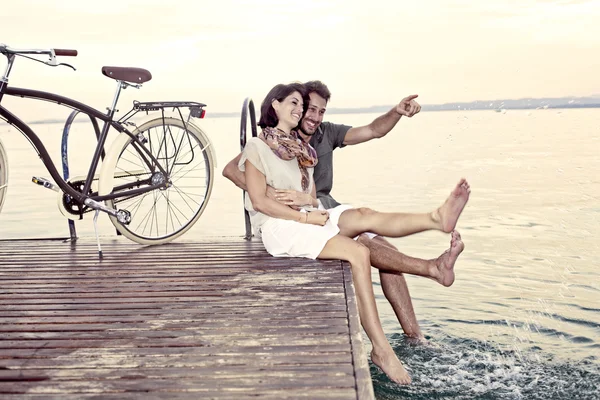 Casal se divertindo em férias no lago — Fotografia de Stock