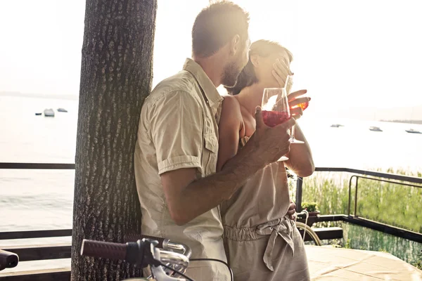 Paar in liefde met spritz tijd met uitzicht op het meer — Stockfoto