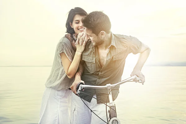 Casal apaixonado empurrando bicicleta juntos — Fotografia de Stock