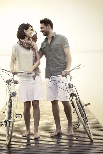 Couple in love pushing bicycle together — Stock Photo, Image