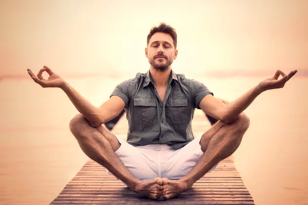 Man die yoga in een promenade — Stockfoto