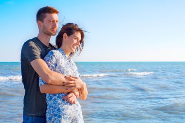 Deniz kenarında çift rahatlatıcı sevgi dolu