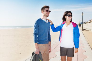 Genç turist çift ayakta beach boardwalk tarihinde