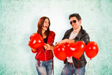 Kalp balonlar ile mutlu romantik aşıklar