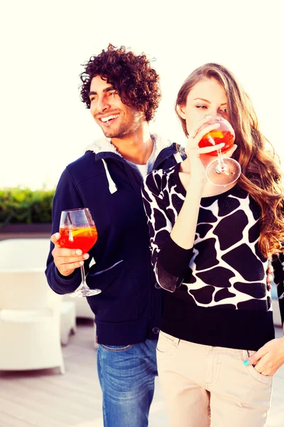 Felice vivace coppia bere cocktail — Foto Stock