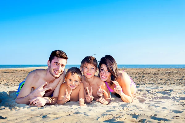 Счастливая семья позирует на сувенирном фото у моря — стоковое фото