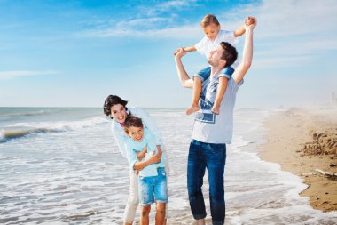 Sahilde denize eğlenmek aile