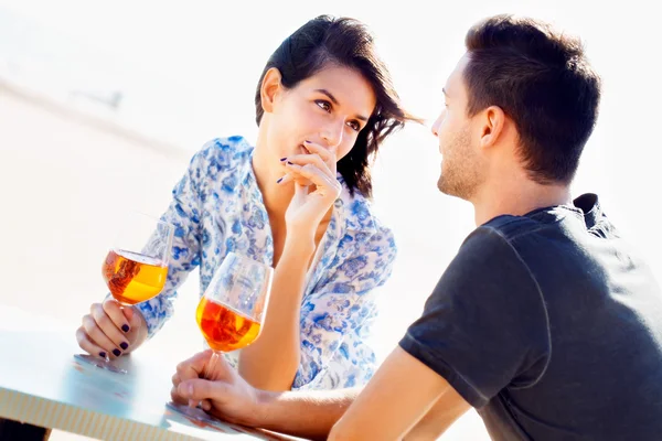 Atractiva pareja disfrutando de una cita romántica — Foto de Stock