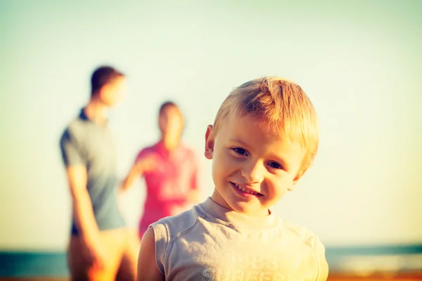 Gelukkig baby poseren voor een foto op de zee — Stockfoto