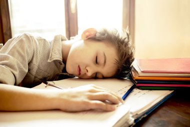 Genç bir çocuk üzerinde ödev vurguladı