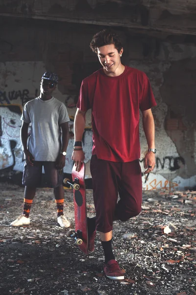 Young skater ready to show his skills in an urban place — Stock Photo, Image