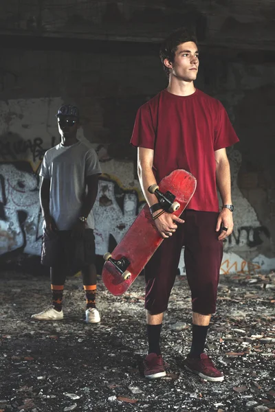 Joven patinador listo para mostrar sus habilidades en un lugar urbano — Foto de Stock