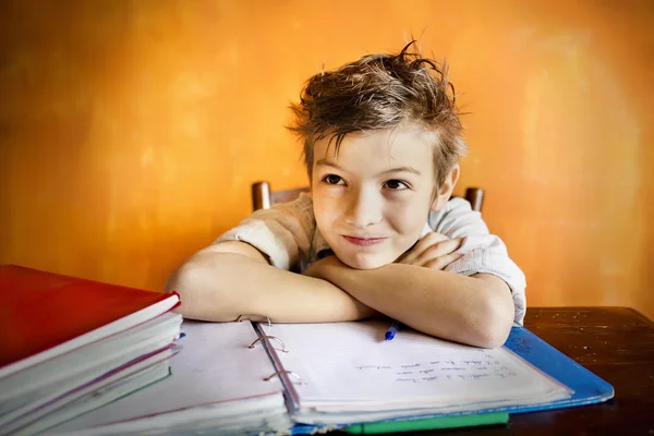 Un jeune garçon qui se concentre sur ses devoirs . — Photo