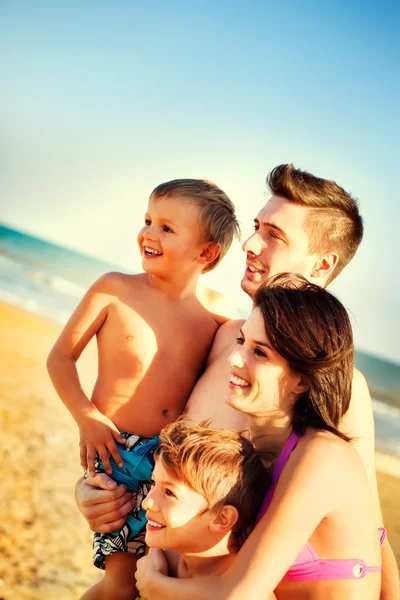 Familia feliz divirtiéndose en el mar de viaje — Foto de Stock