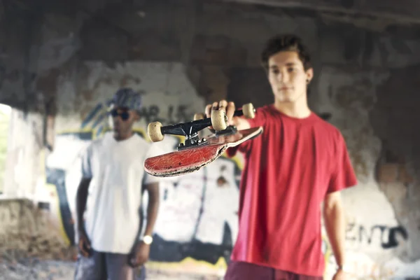 Skater giving you his skate, is your turn — Stock Photo, Image