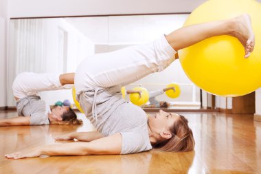 Kadın fitness egzersizleri ile top yapma