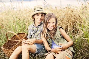 Arkadaşlar birlikte buğday tarlasında piknik