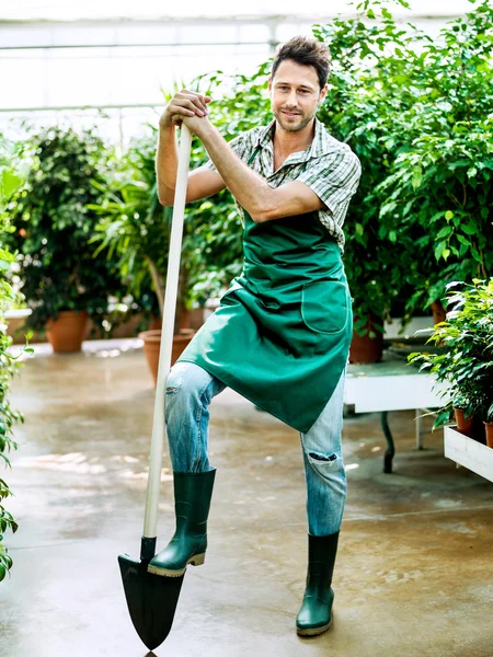 Agricultor listo para trabajar con su pala — Foto de Stock