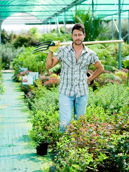 Agricultor pronto para trabalhar com sua forquilha — Fotografia de Stock