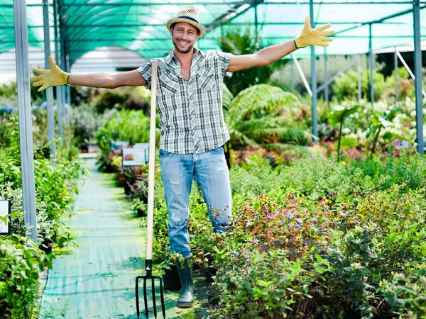 Farmář s otevřenou náručí začít svou práci — Stock fotografie