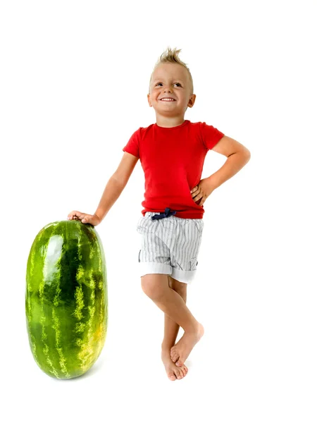 Punk kleine jongen met een gigantische watermeloen — Stockfoto